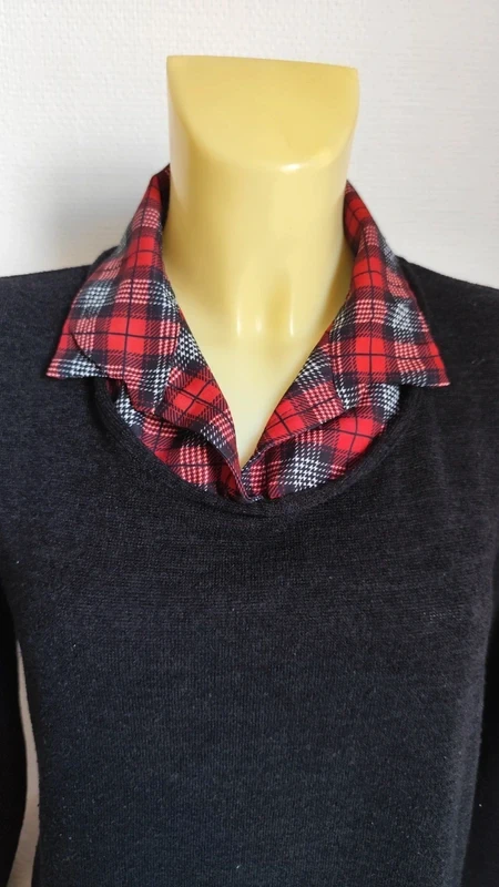 Black and red fine blouse sweater with pointed collar Size 36/38 - Armand Thiery – photo 2